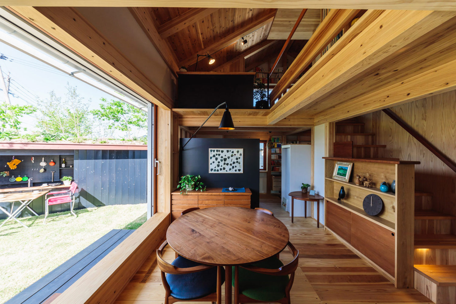 スタディハウスSTUDYHOUSE_大きな吹き抜けのあるダイニング