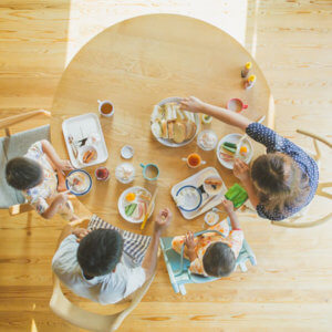 家族で食卓を囲む丸テーブル