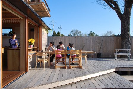 キッチンとつながるウッドデッキ