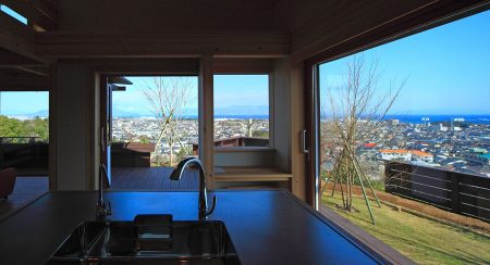 シンケンスタイル錦江湾・桜島を望む採光の居心地のキッチン