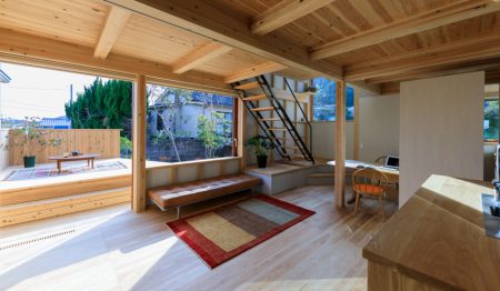 小上がりのウッドデッキで外とつながる開放的なシンケンスタイルの木の家