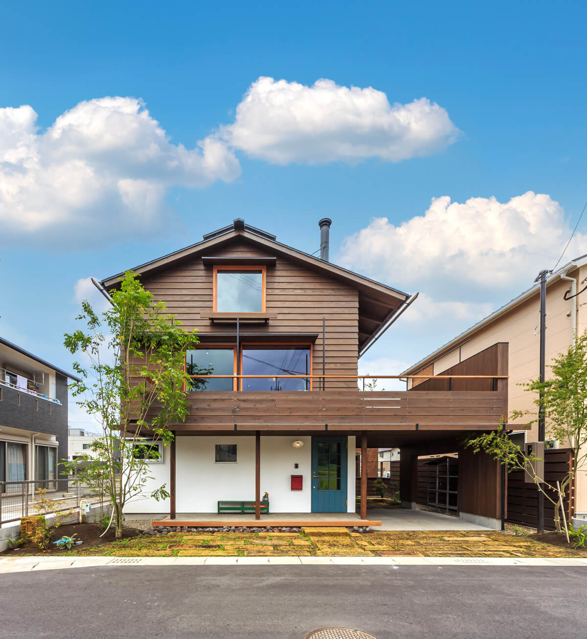 住宅街に建つ家