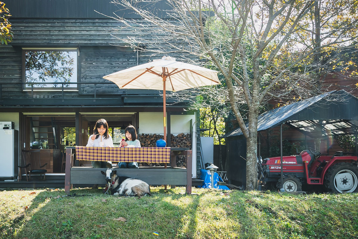 心地い庭で休む ヤギと子供たち