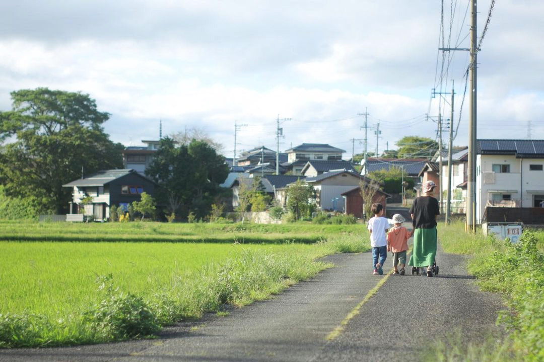 家までの小道を散歩する家族