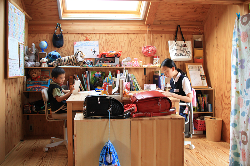 それぞれの机を並べて