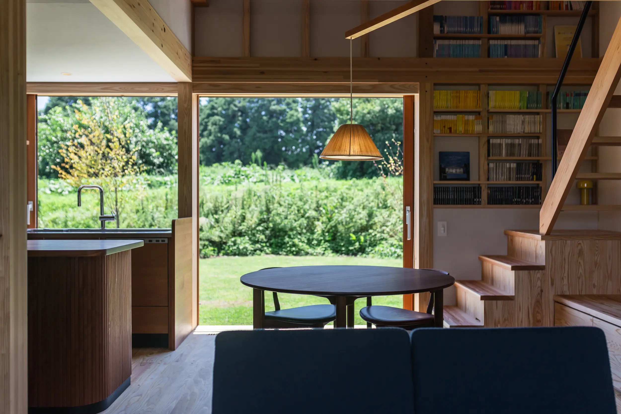 四季の移ろいを楽しむ、庭むきキッチン