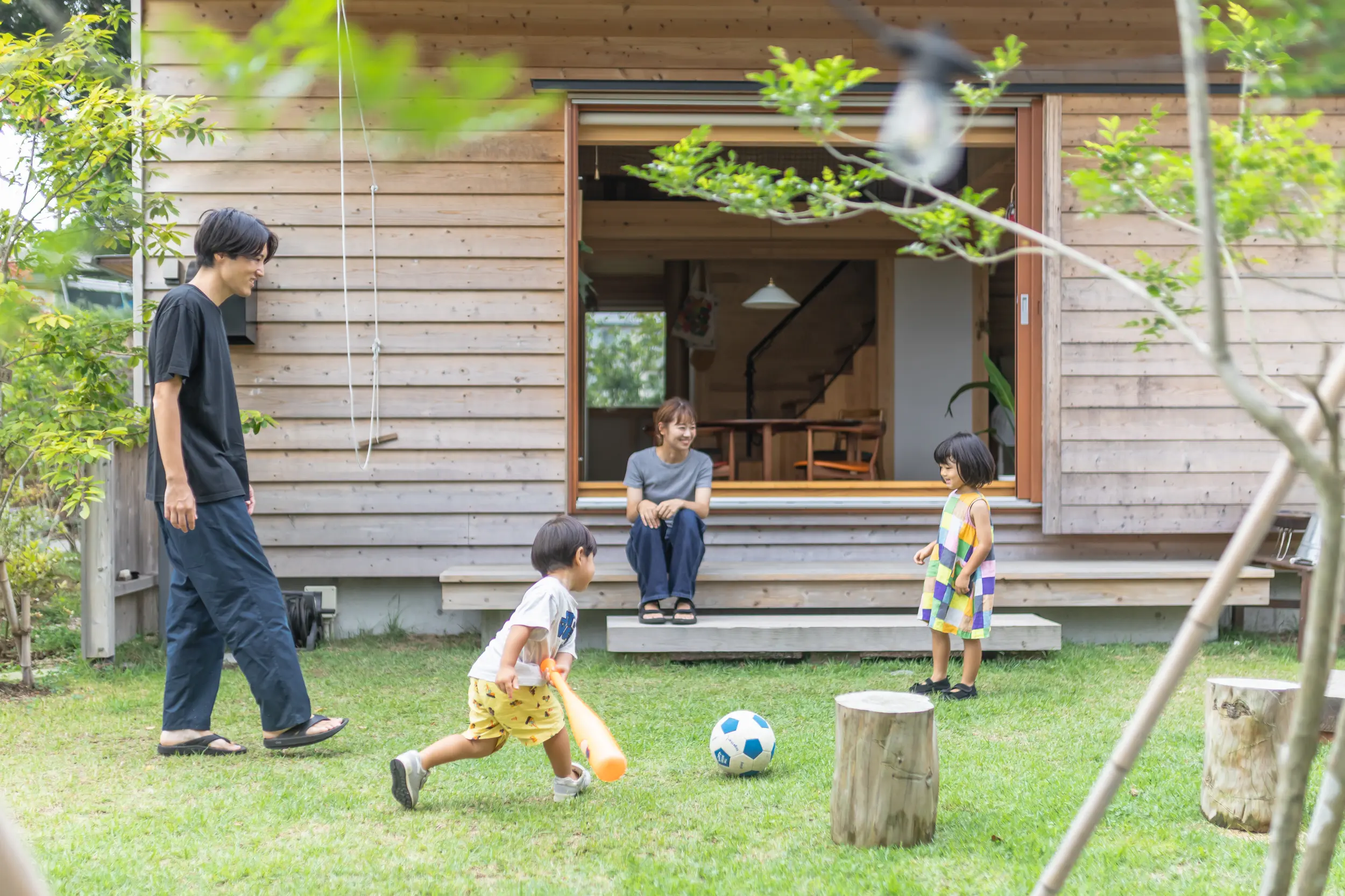 庭で遊ぶご家族。