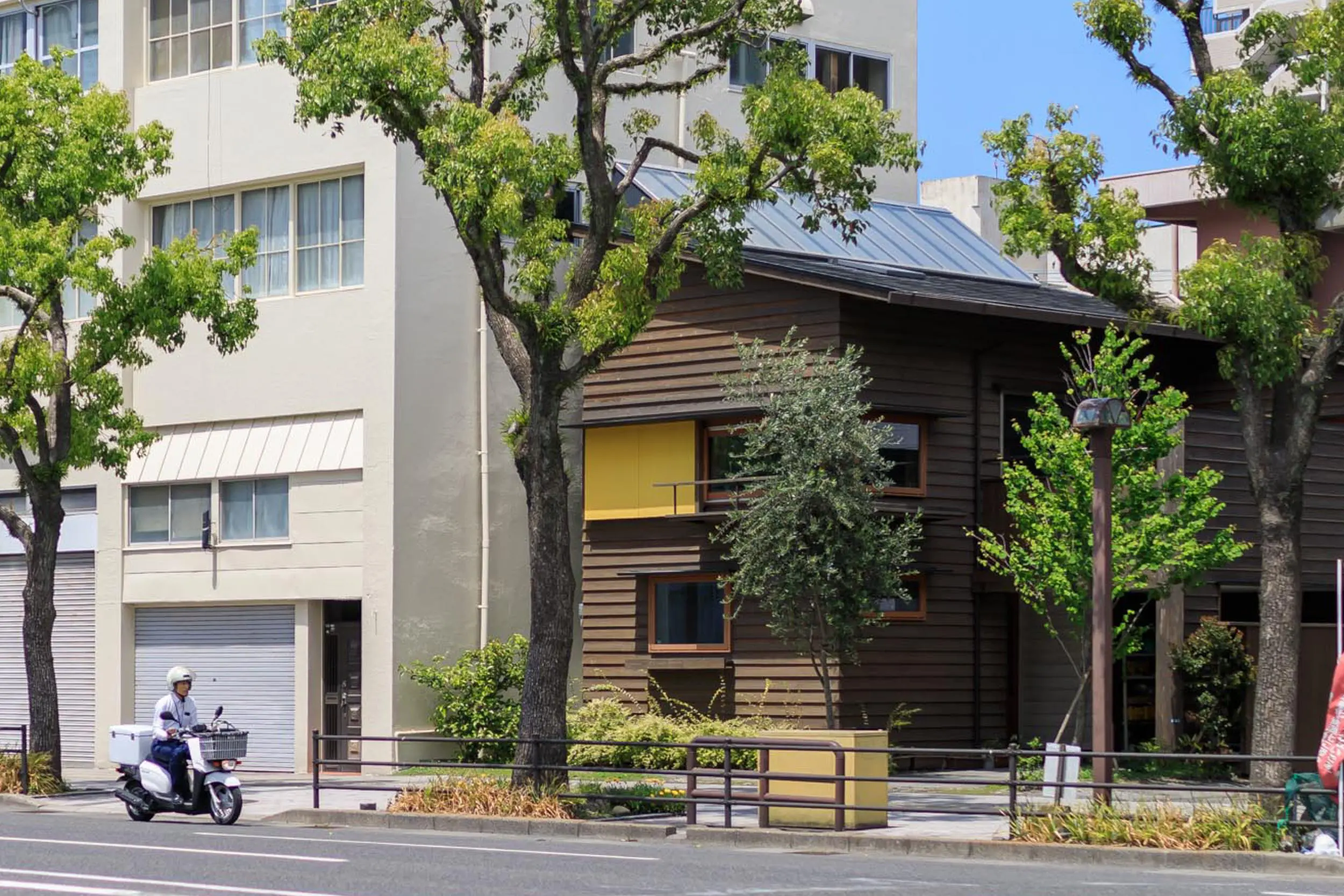 地密集地に建つ家