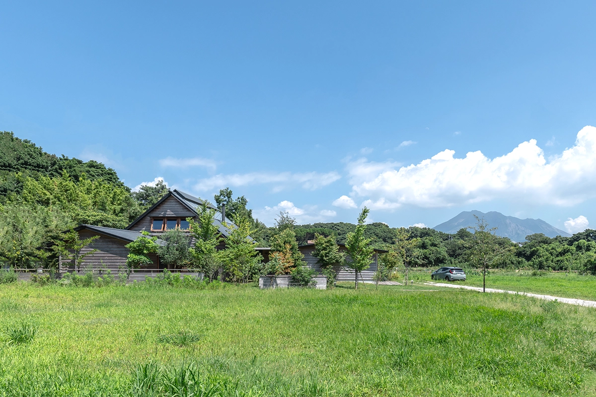 自然にたたずむ外観