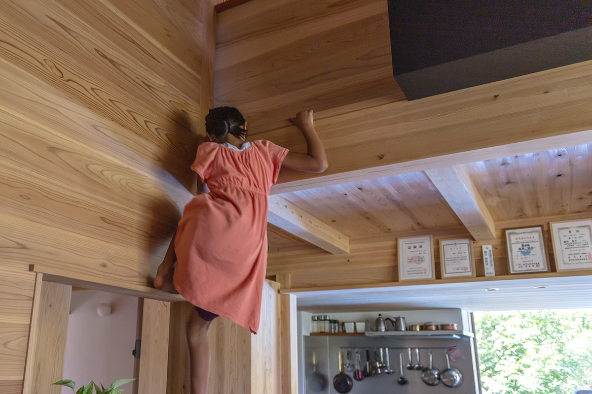 2階へ駆け上がる