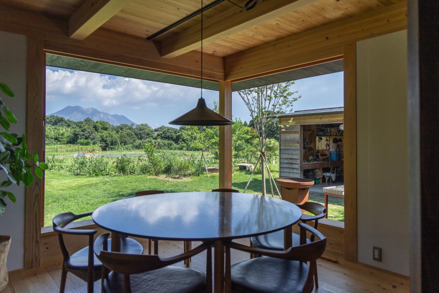 桜島を望むダイニング