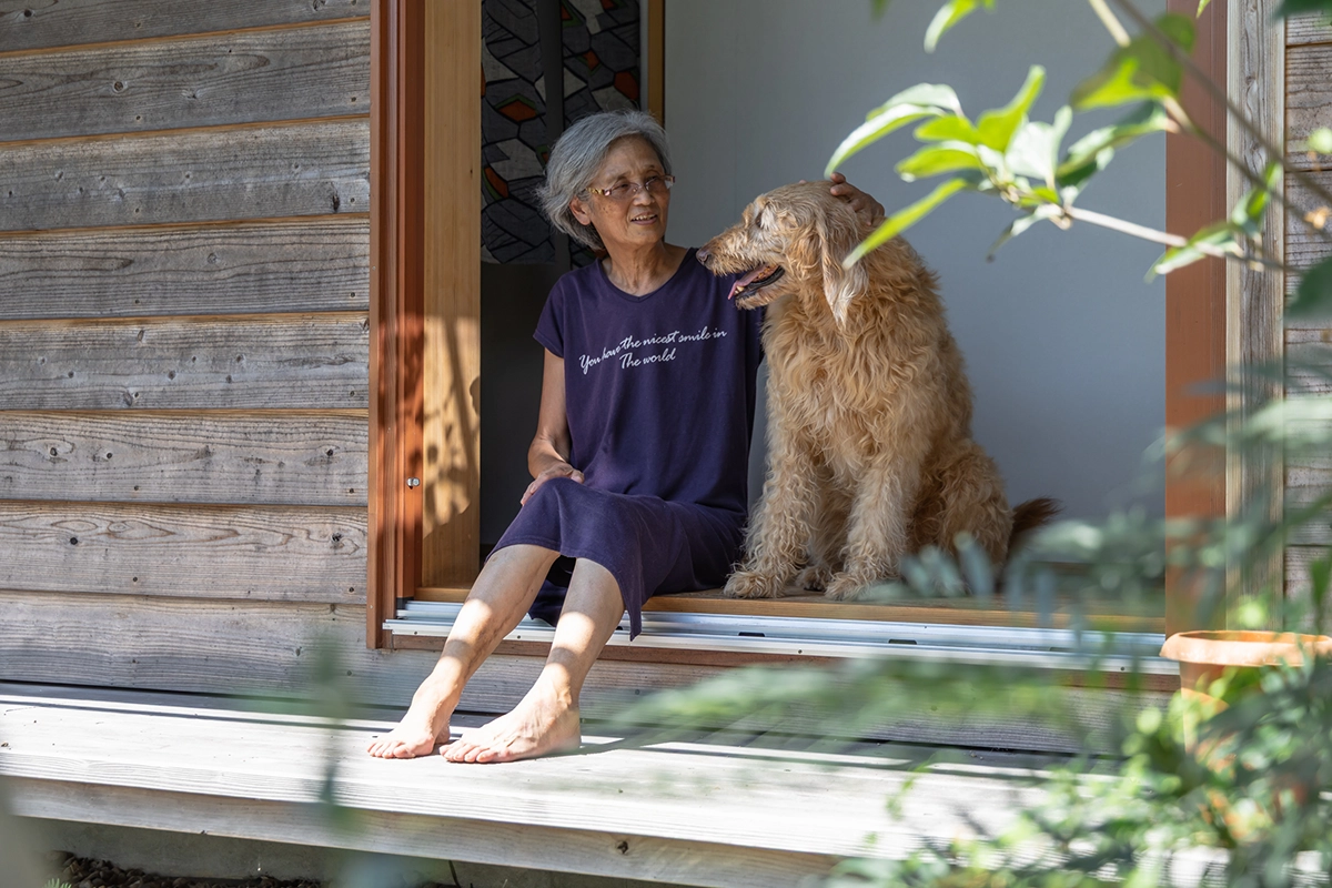 縁側で愛犬と