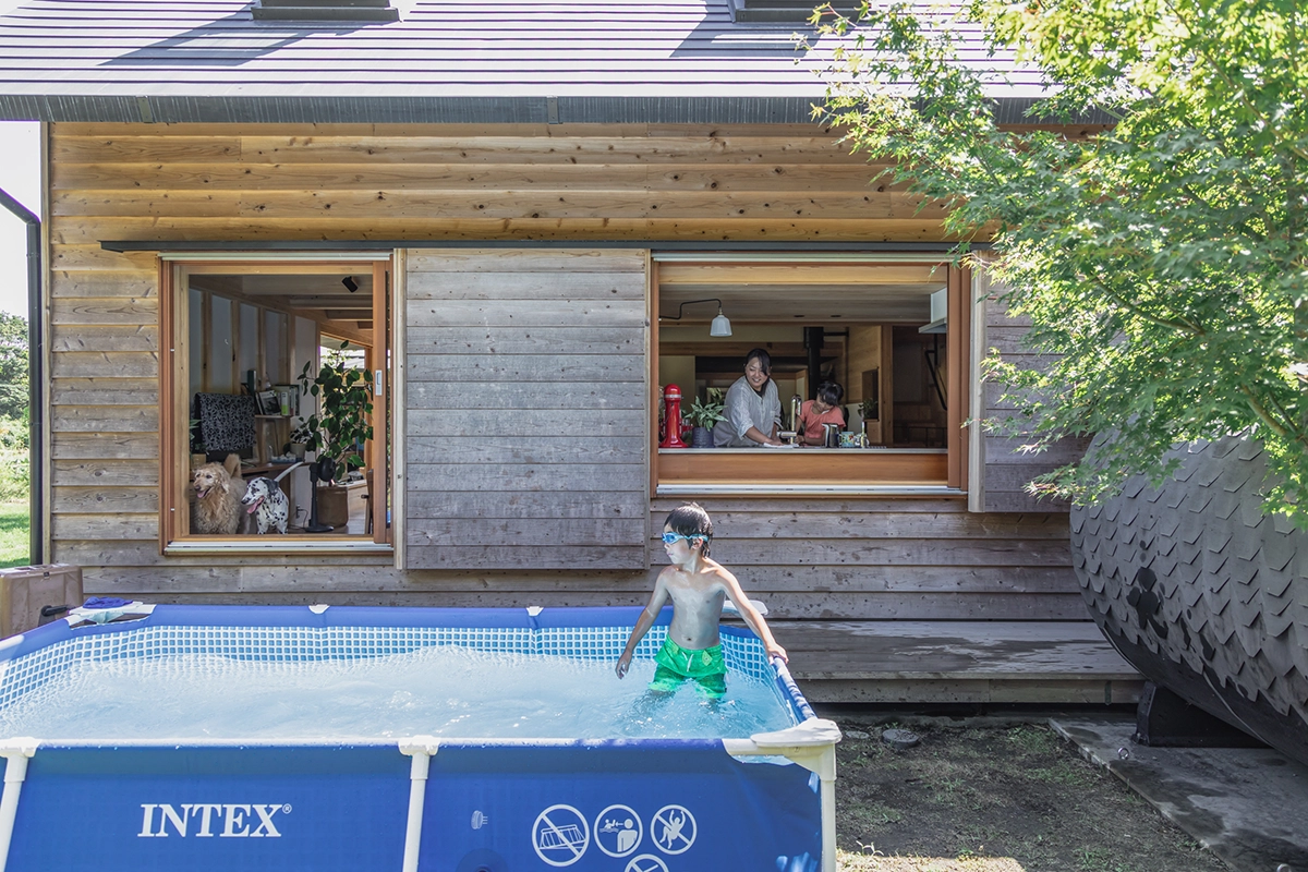裏庭とつながるキッチン