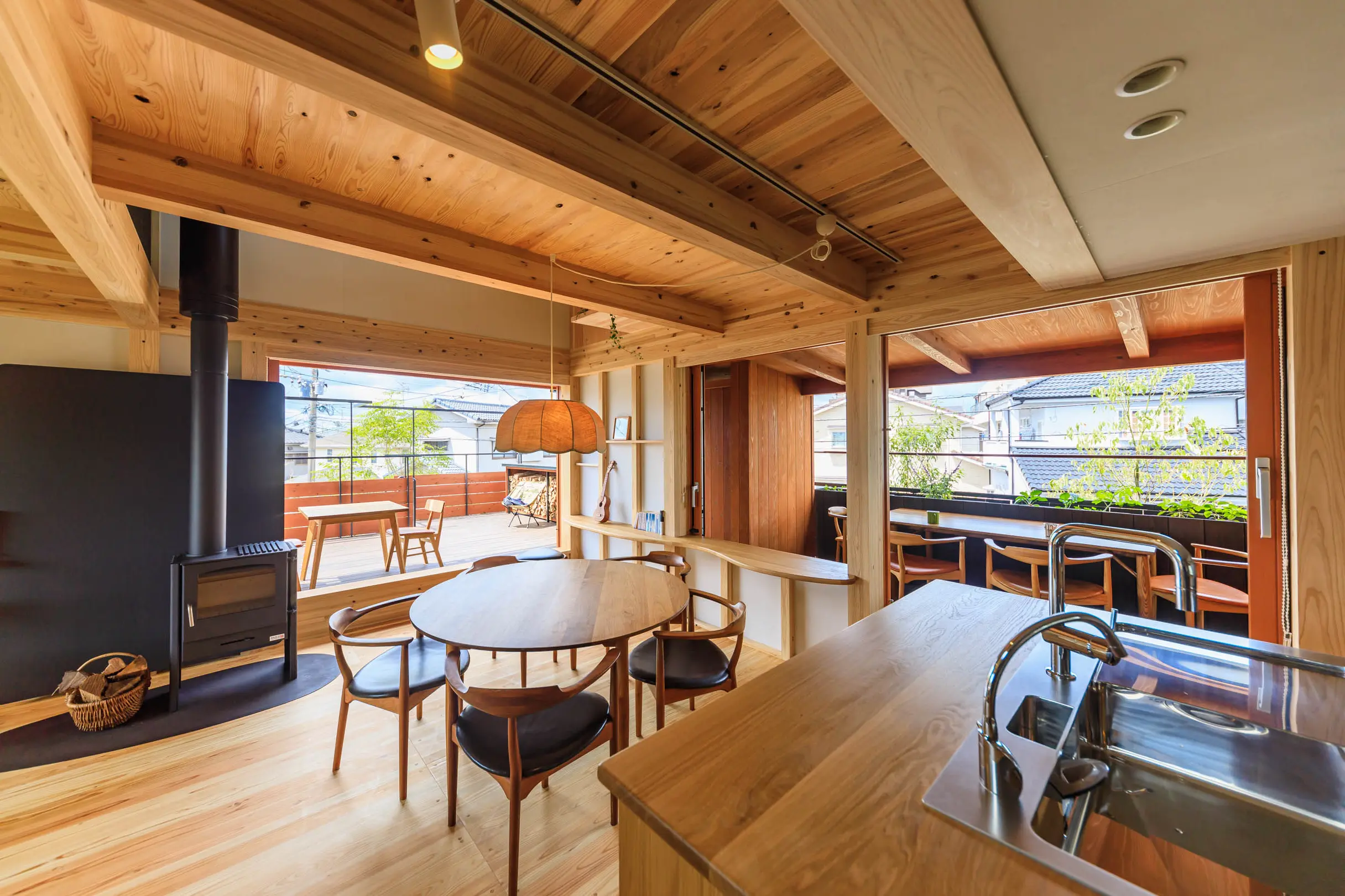 住宅地でも外とつながる2階リビング