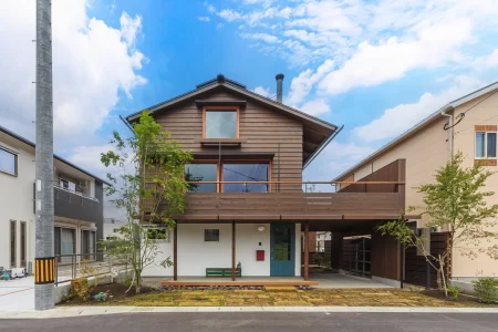 住宅地に建つ、２世帯住宅