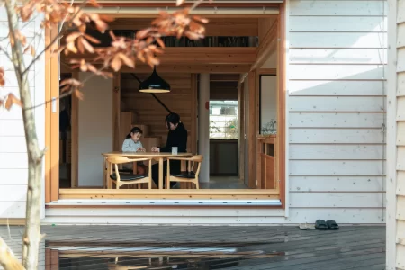 大きな木の窓を開け放つ暮らし