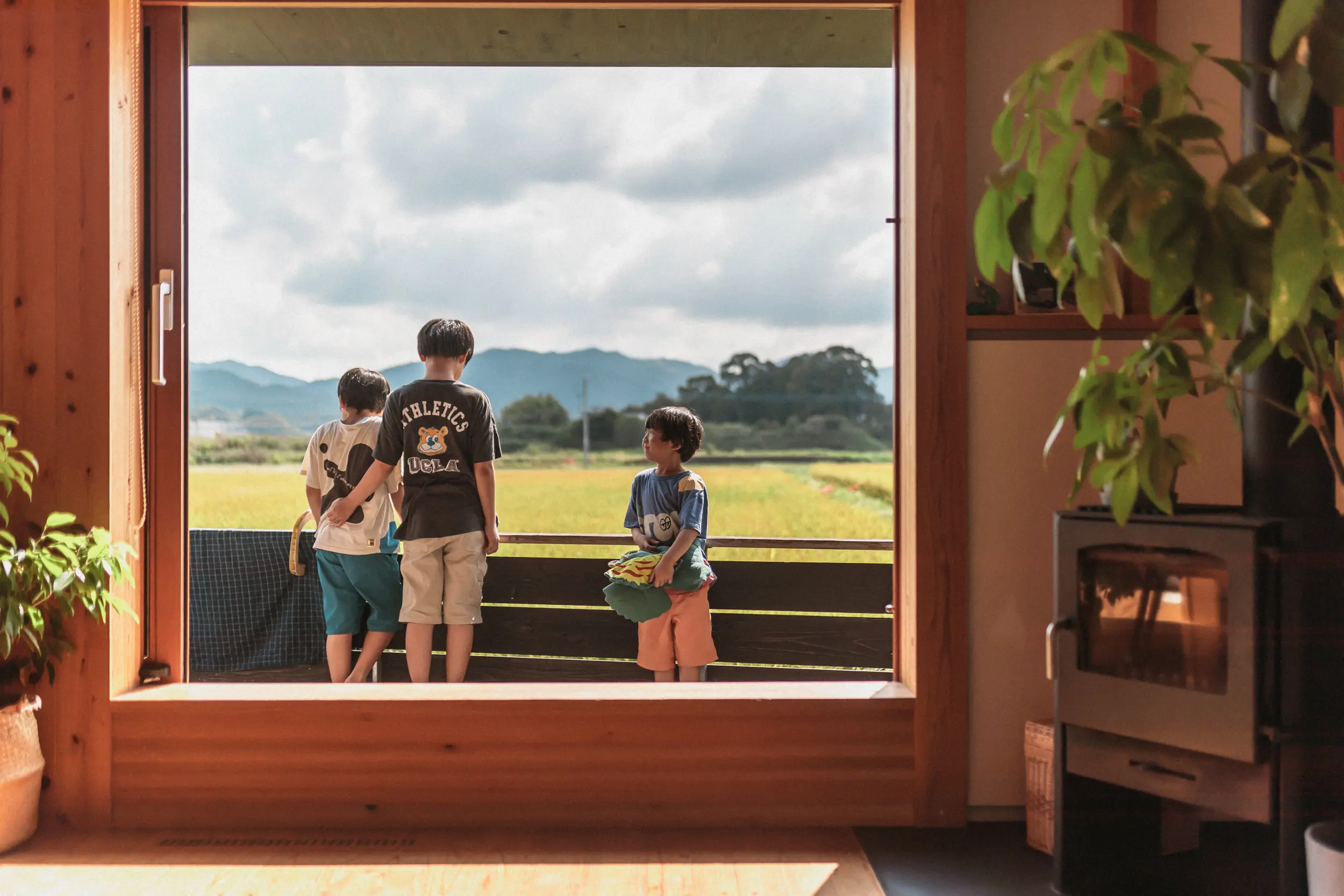 風景を取り込む大きな木の窓