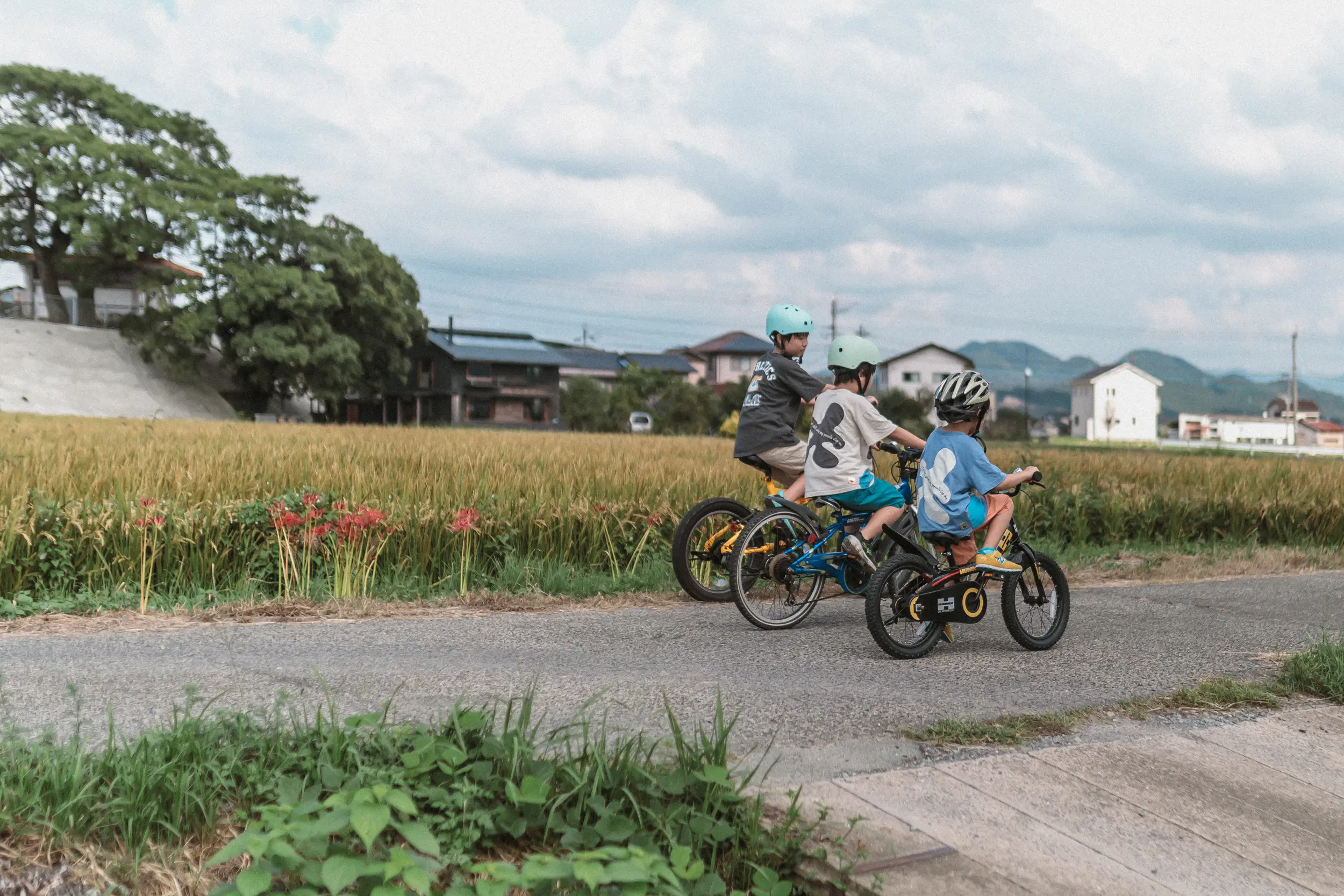 田んぼ道が遊び場