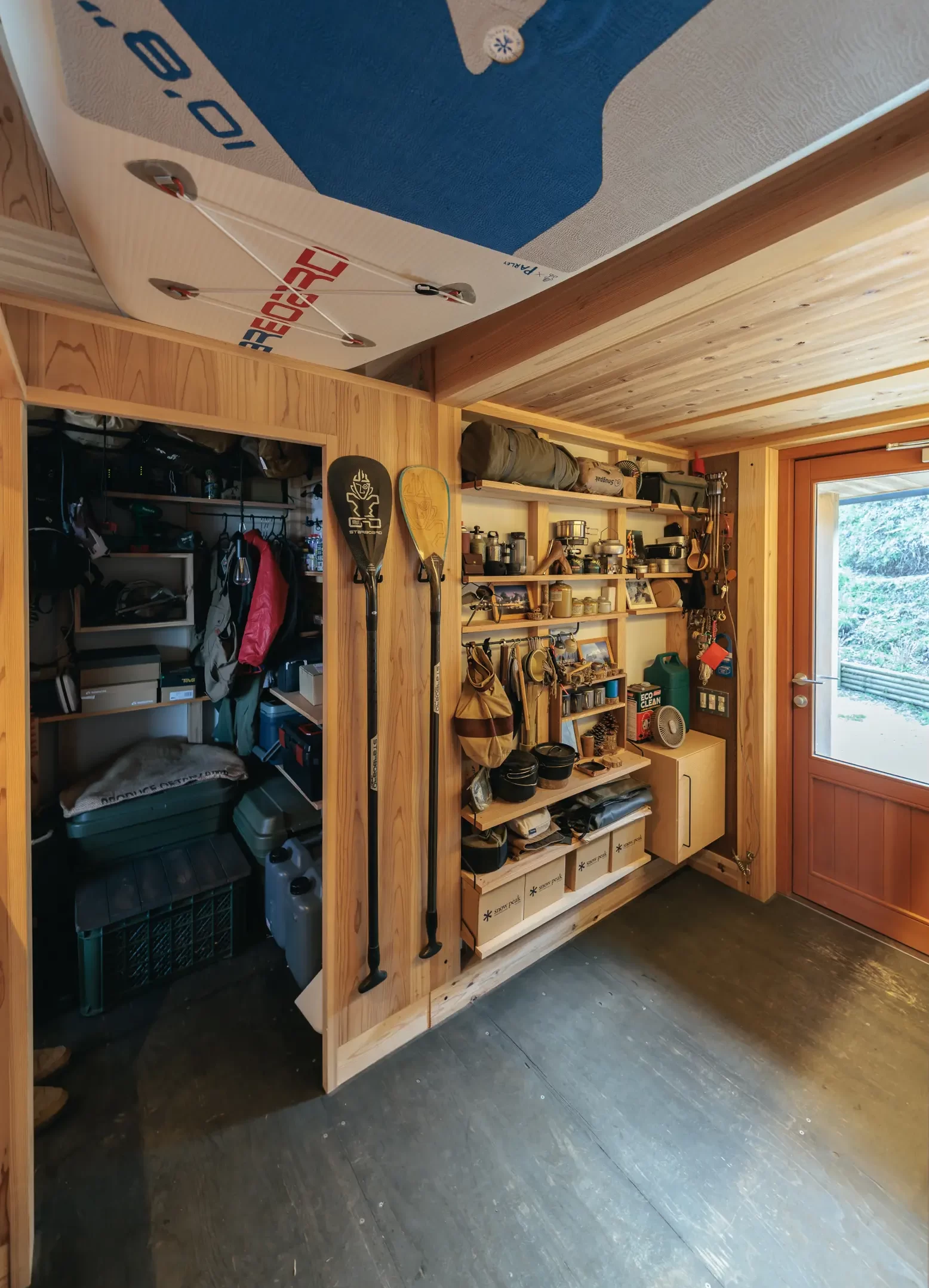 サップやアウトドアが素敵に収納された土間空間