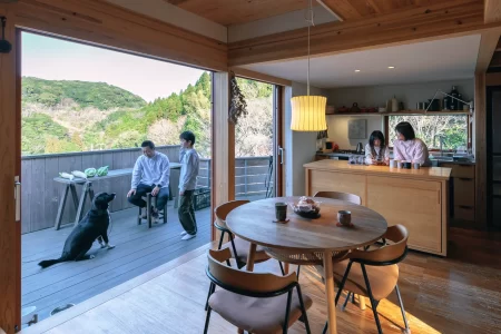 北側の山並みを取り込むデッキで愛犬ものびのびと
