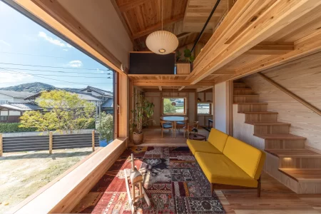 大きな木の窓で外とつながるリビング