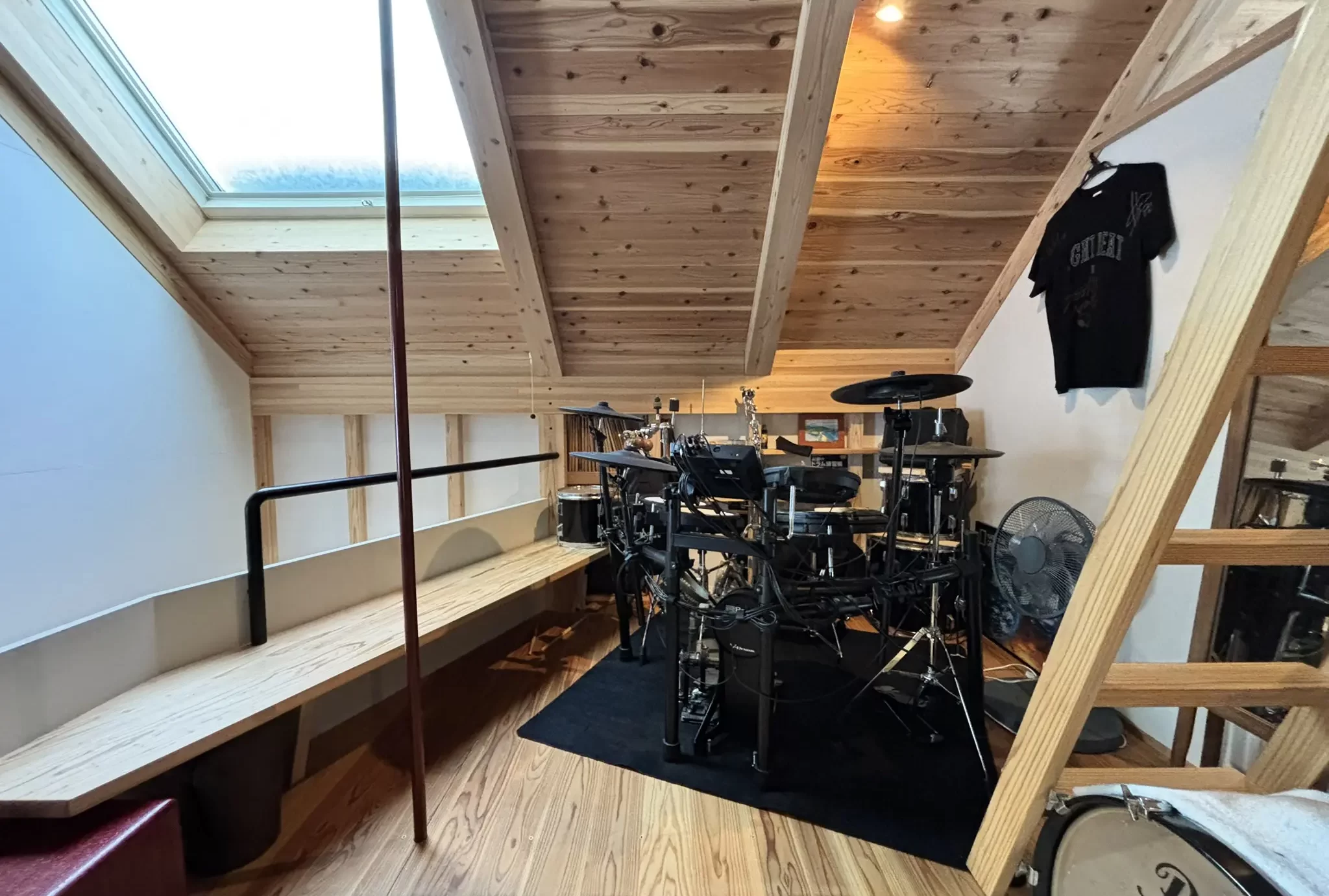 天窓の下のドラムステージ