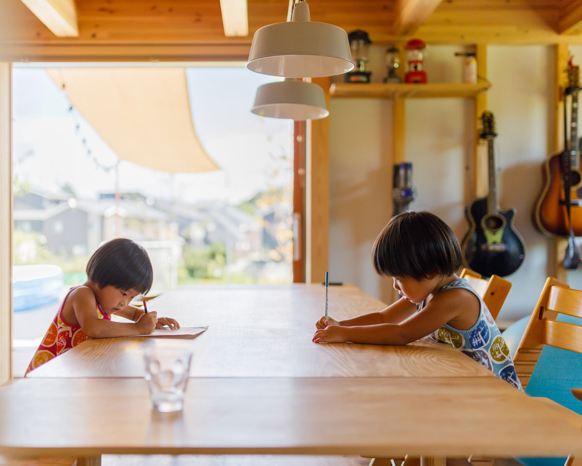 子どもたちのはみ出した鉛筆のあとも愛おしい思い出に。そっと残しながら、美しく蘇るお手入れです。