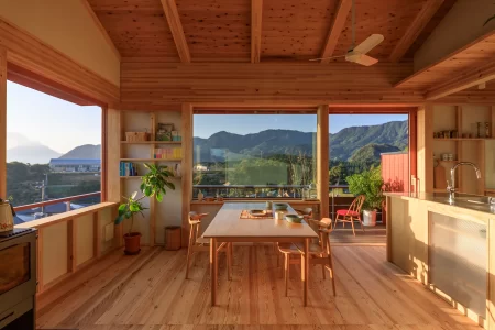 遠くの山並みと空を取り込む絶景リビング。周辺の視線を躱す設計で、カーテンや窓を開けて過ごせます。