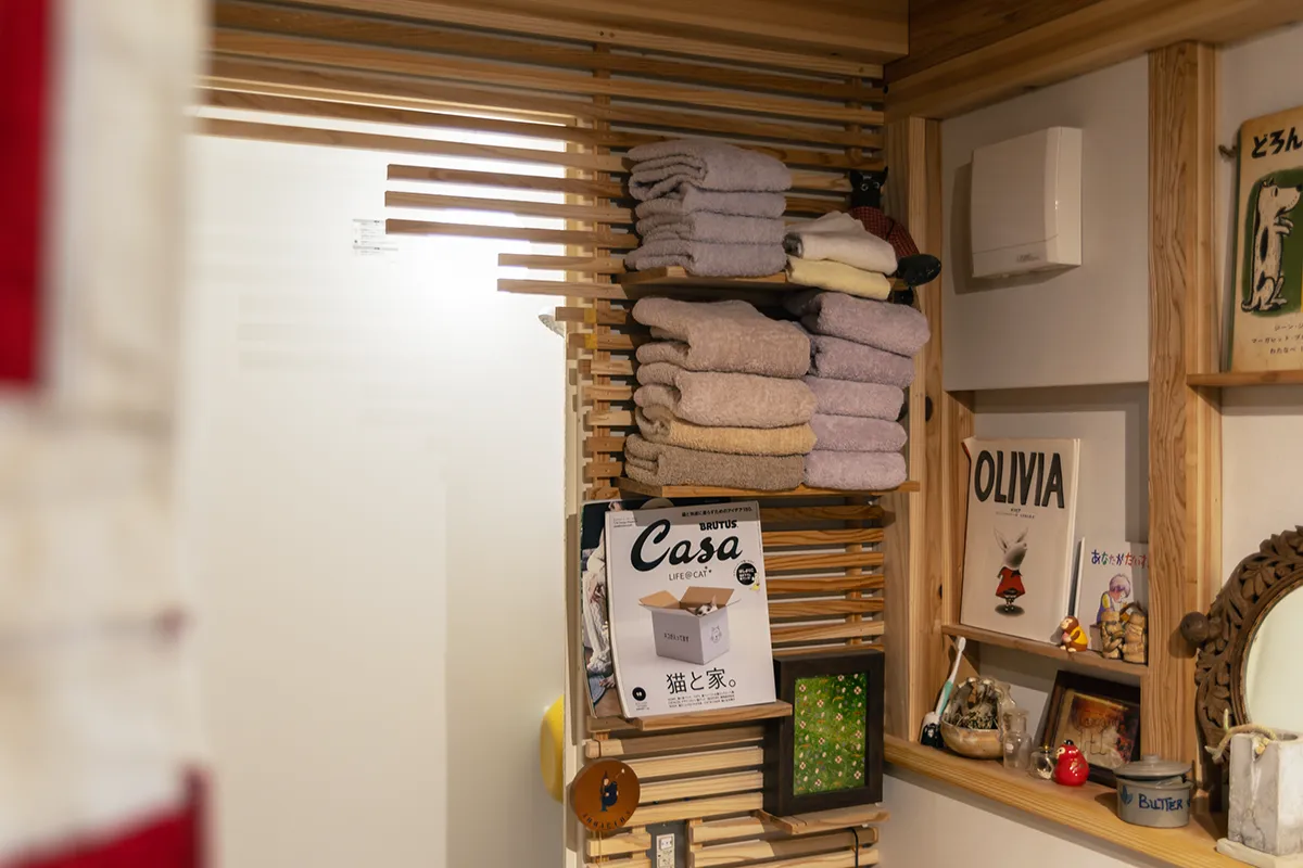 シャワー室の入口には自作の収納棚。高さを変えられる工夫も。