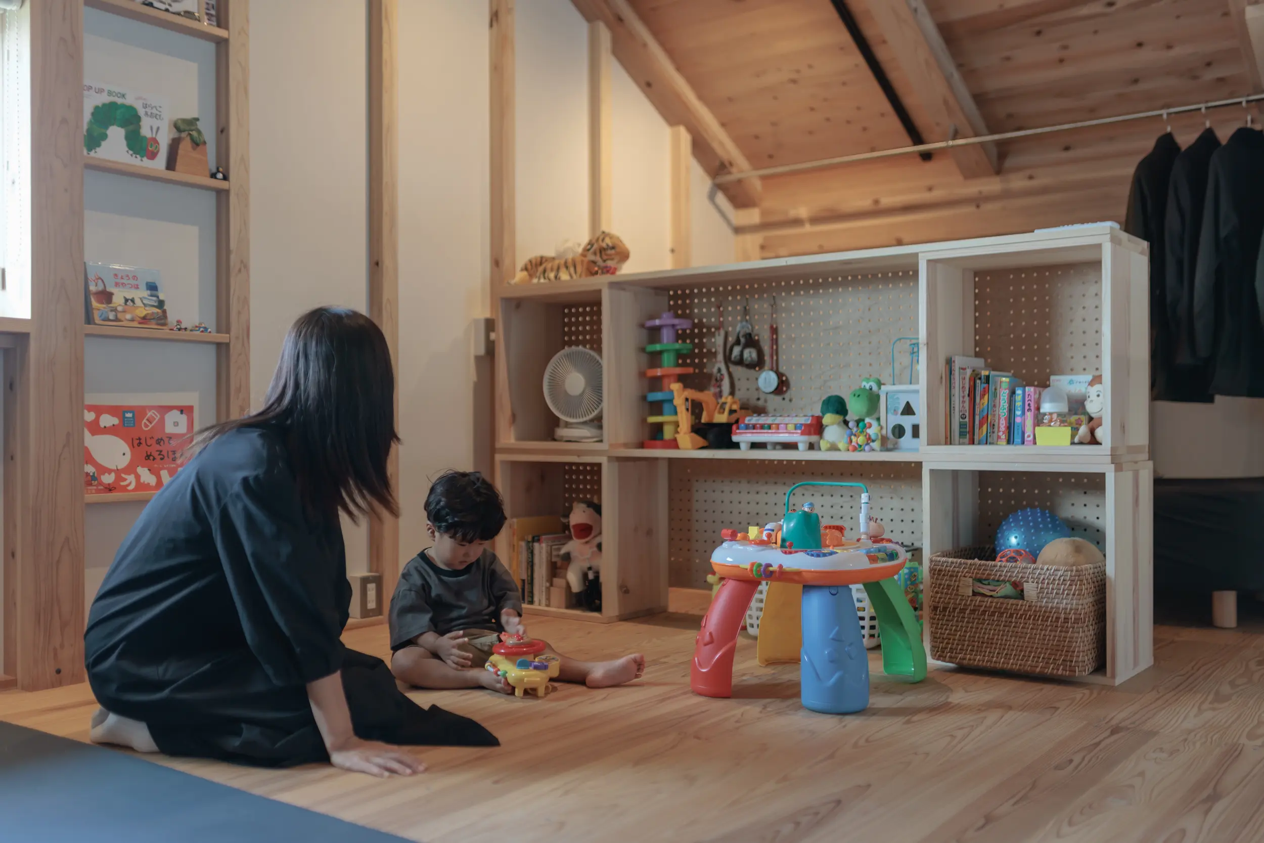 ご主人の手作りのおもちゃ収納。間仕切りとして、将来はPLAYWALLにもつけられる、アイデアが詰まっています。