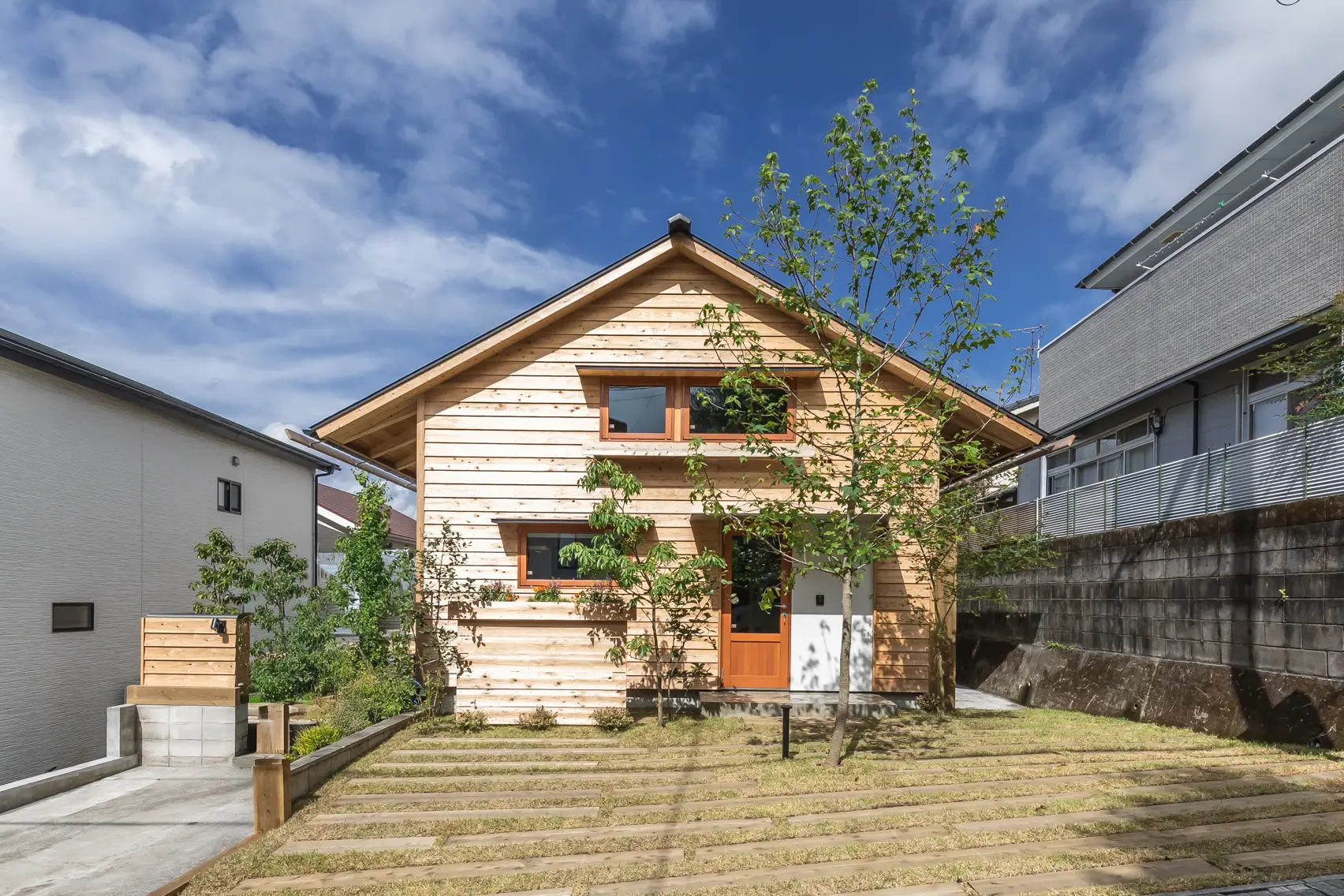 隣家に囲まれた住宅密集地でも、外を取り込み豊かに暮らす設計を大切にしています。