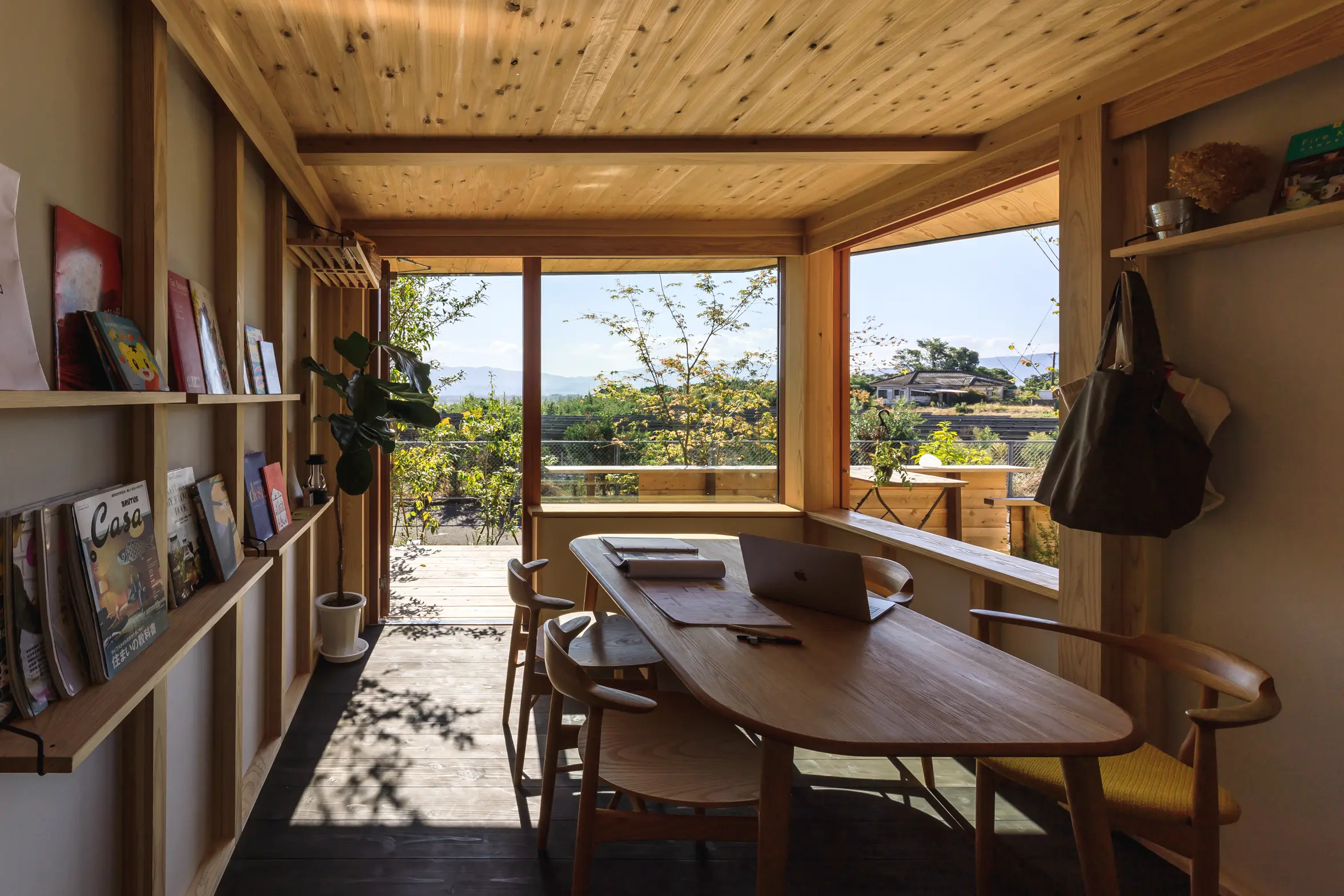 母屋とつかず離れずのちょうどいい距離感で、便利なハナレを設えました。