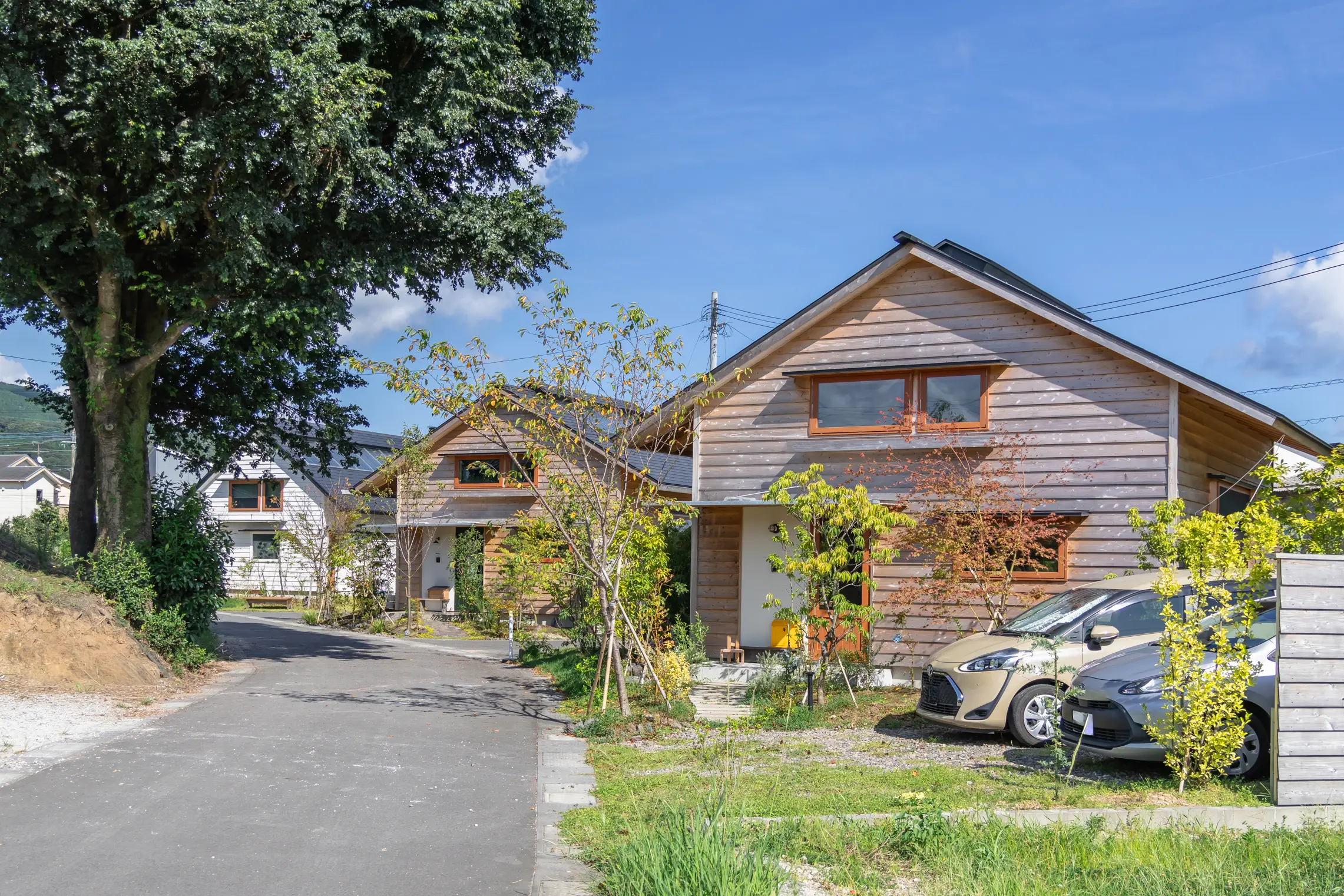 6軒の住まいが立ち並ぶ、本名町シンケンタウンの街並みもご覧ください。