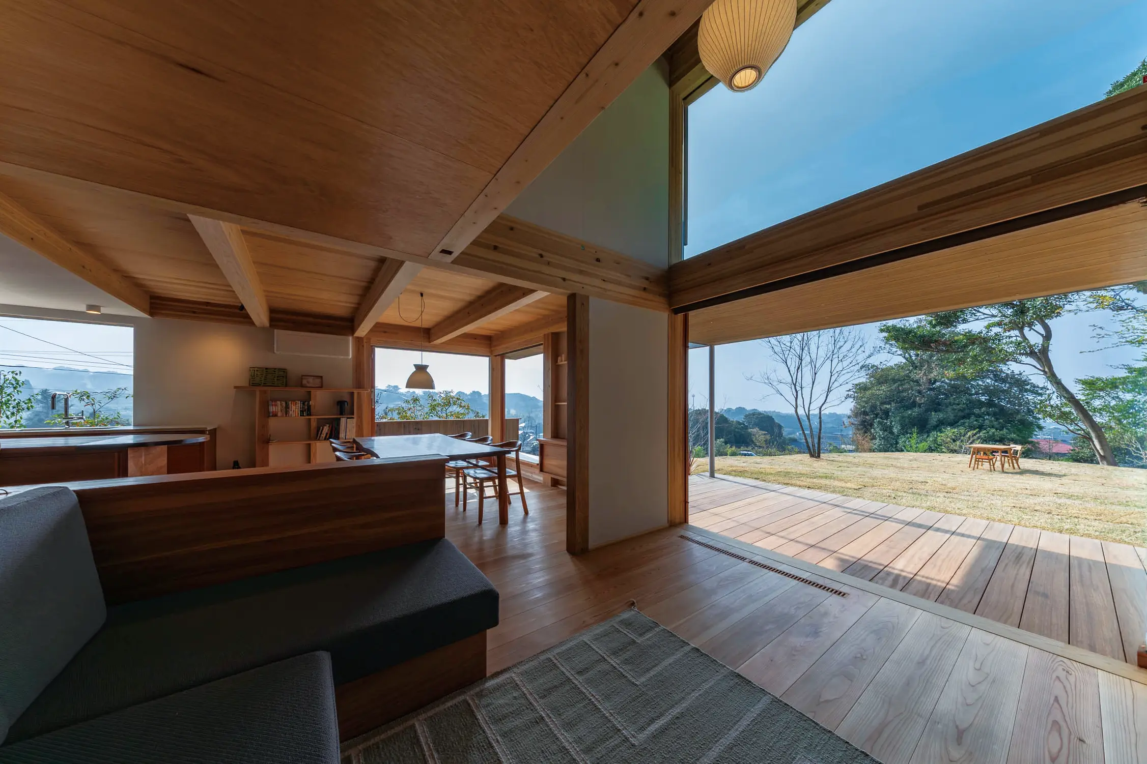 周囲の景色を一望できる丘の上に建つ、まるで別荘のような住まい。