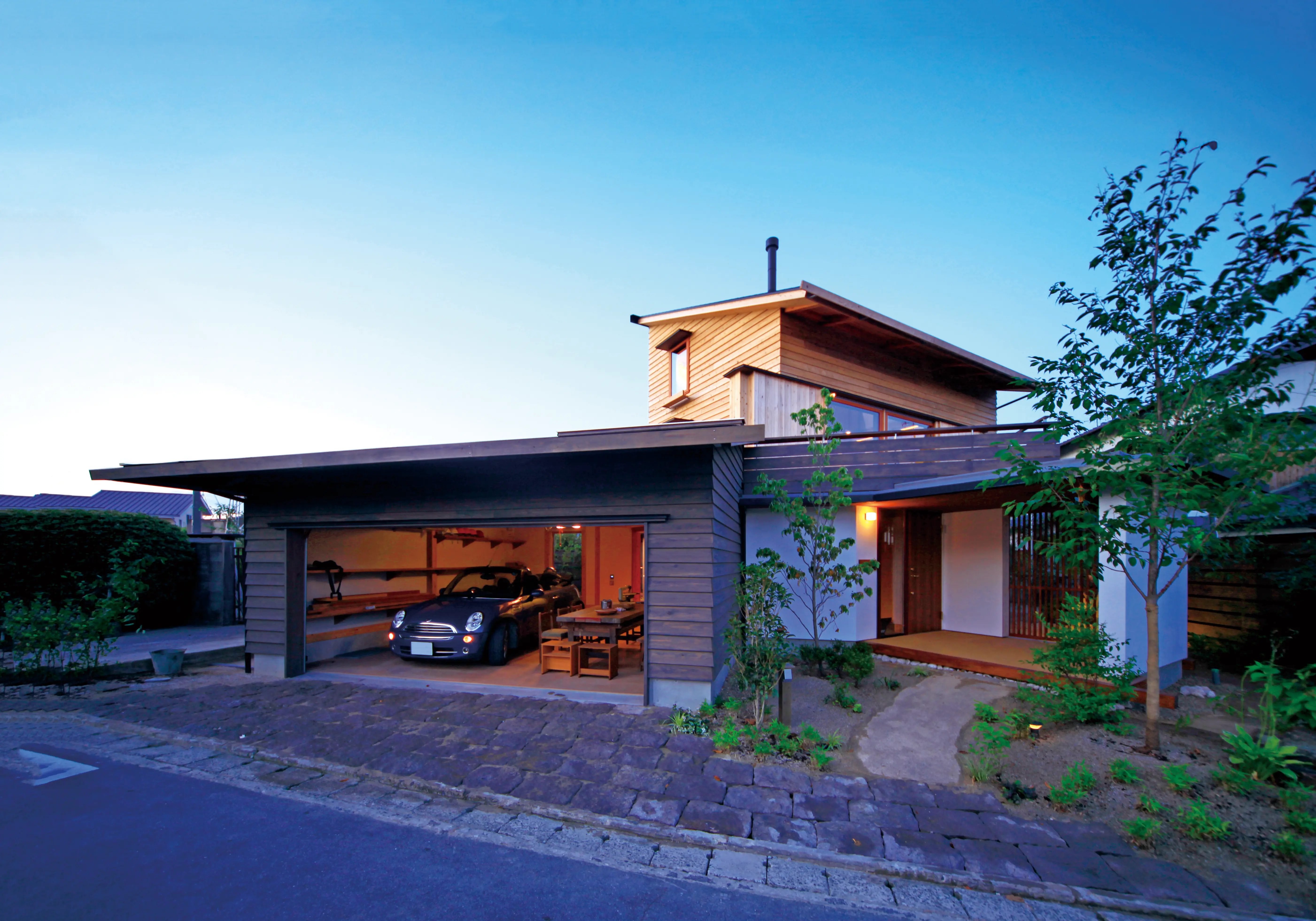 ガレージのある住まい。普段の暮らしの中に、愛車のある嬉しい景色を。