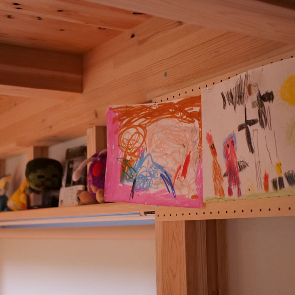 プレイウォール　子どもの絵を飾る　収納