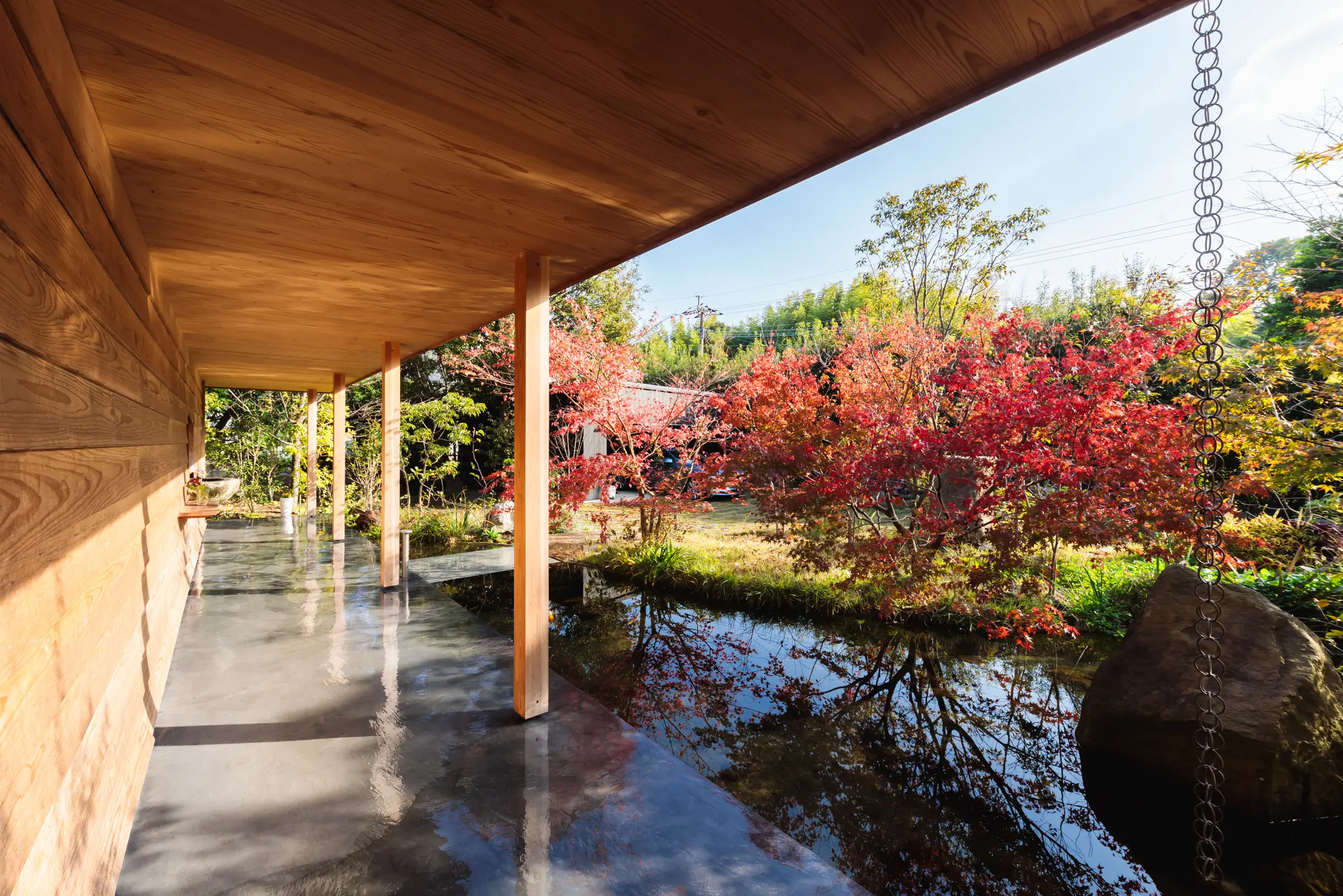 紅く染まった、四季のアプローチ。季節が変わるごとにまた訪れたくなる空間です。