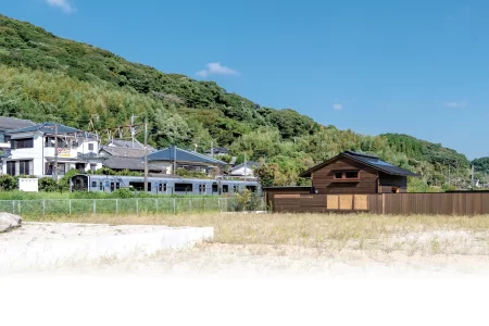 湯之元駅のすぐとなりに建つ家。
