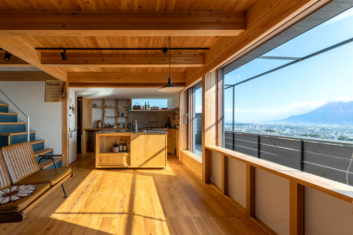 朝焼けの錦江湾は絶景。家族団欒のすぐそばにいつも美しい景色があります。