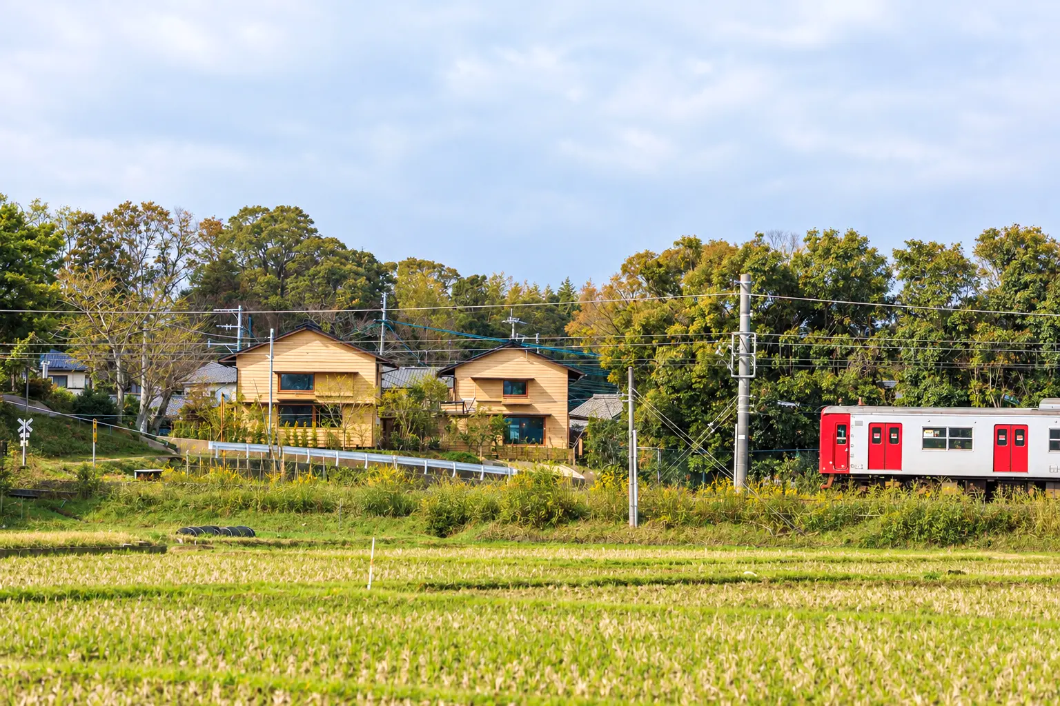 筑肥線の線路から見えるわが家。6棟の住まいが建ち並ぶ糸島ビレッジに建つ住まいです。